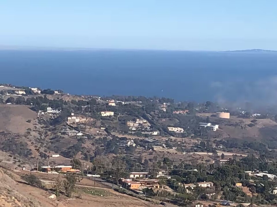 30001 Zenith Point Rd in Malibu, CA - Building Photo