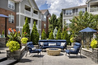 Lake Clearwater Apartments in Indianapolis, IN - Foto de edificio - Building Photo