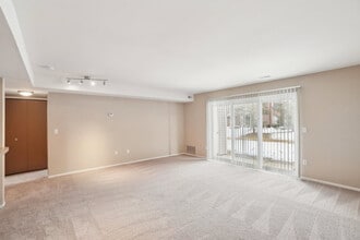 Arbor Knoll Apartments in Ypsilanti, MI - Building Photo - Building Photo