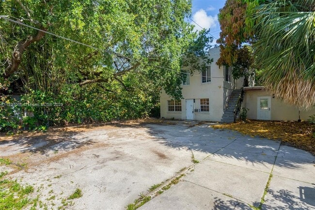 1045 NE 131st St in North Miami, FL - Foto de edificio - Building Photo