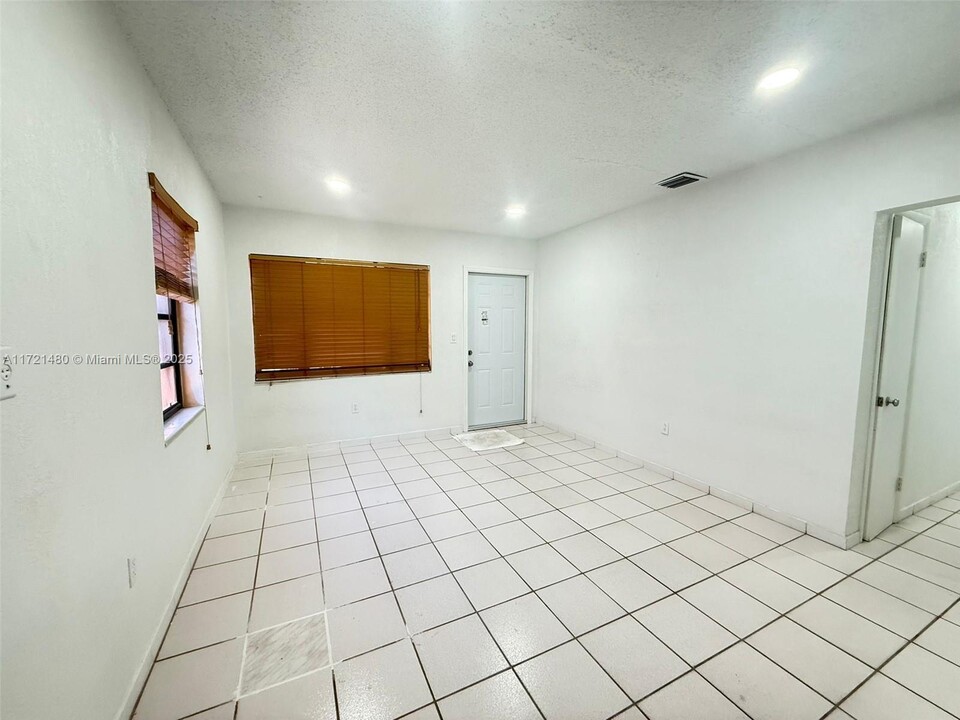 526 E 54th St in Hialeah, FL - Building Photo