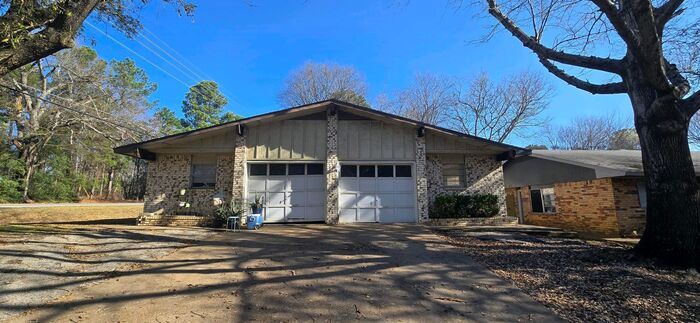 101-103-103 Queens Ct in Longview, TX - Foto de edificio