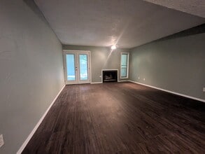 6550 N Meridian Ave, Unit 102 in Oklahoma City, OK - Building Photo - Building Photo