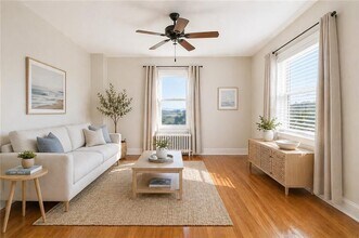 65 Maple Ave in Middletown, RI - Foto de edificio - Building Photo