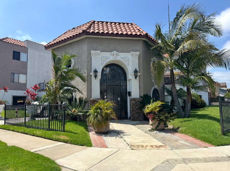 12533 Kornblum Ave. in Hawthorne, CA - Building Photo