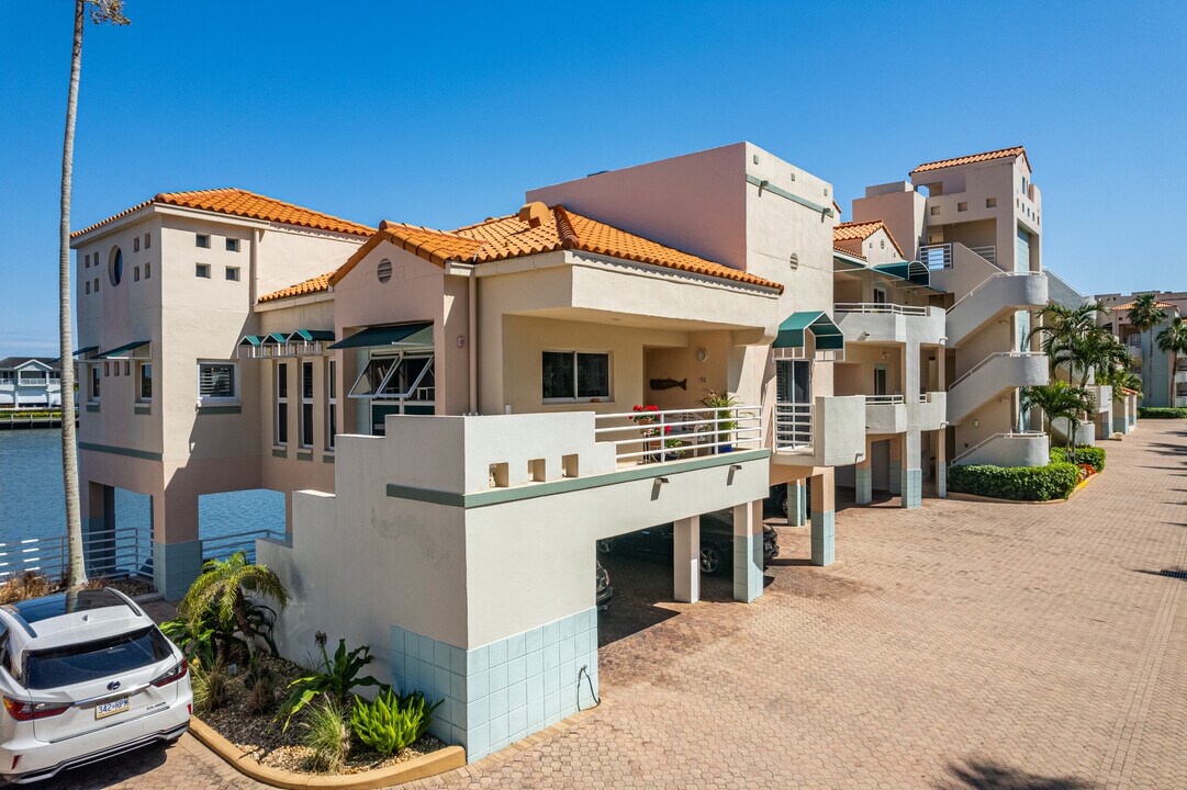 Tropics on Venetian Bay in Naples, FL - Foto de edificio