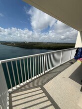 300 Bayview Dr in Sunny Isles Beach, FL - Foto de edificio - Building Photo