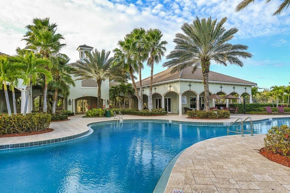 Hearty Homes in Port St. Lucie, FL - Foto de edificio