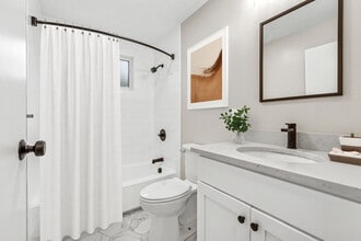 Newton Gardens in Newtonville, MA - Foto de edificio - Building Photo