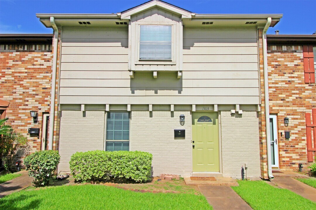 1503 Cedar Cove St in La Porte, TX - Foto de edificio