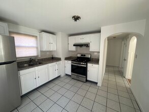 206 Adams St in Newton, MA - Building Photo - Building Photo