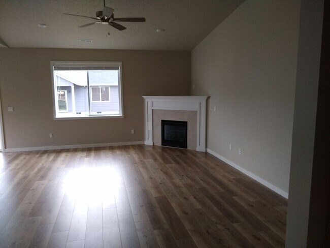 2421 NE Woodland Wy in Albany, OR - Building Photo - Building Photo