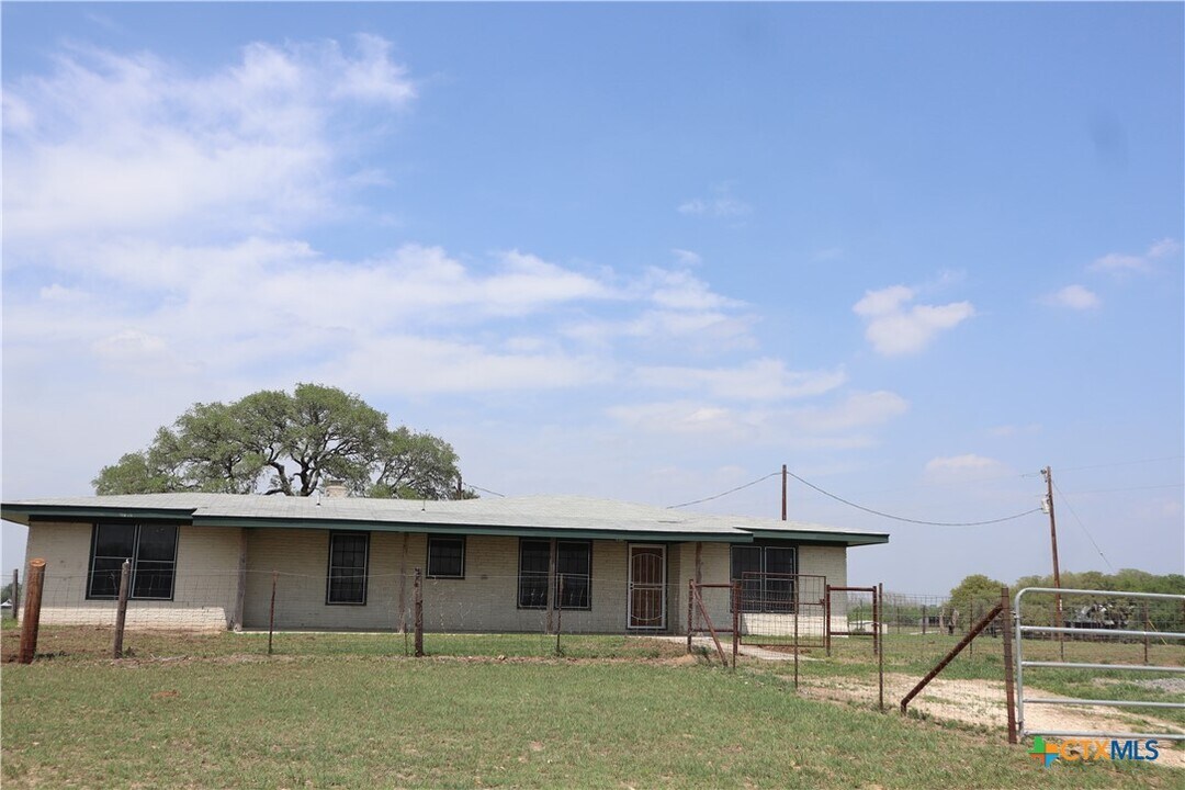 5857 FM 466 in Seguin, TX - Building Photo