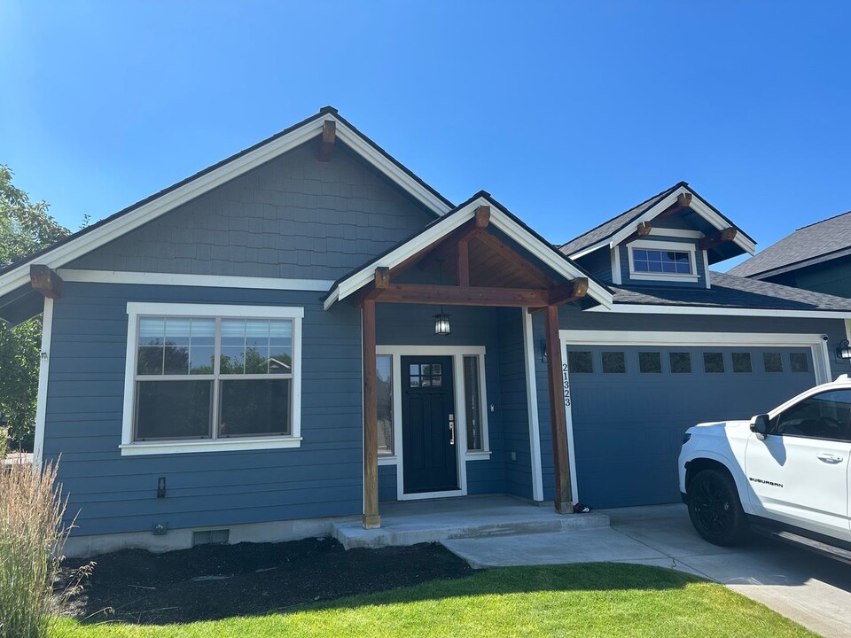 21323 N E Livingston Dr in Bend, OR - Foto de edificio