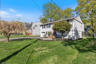 22 Beachwood Rd in Parsippany Troy Hills, NJ - Building Photo - Building Photo