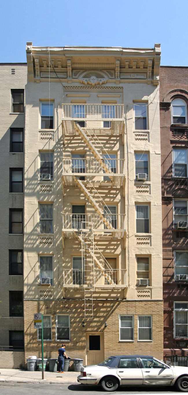 237 E 28th St in New York, NY - Building Photo - Building Photo