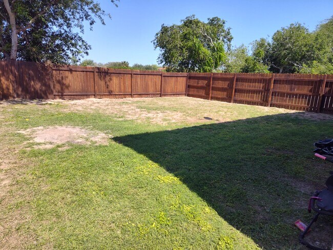 1313 N Sal St, Unit 4 in Edinburg, TX - Foto de edificio - Building Photo