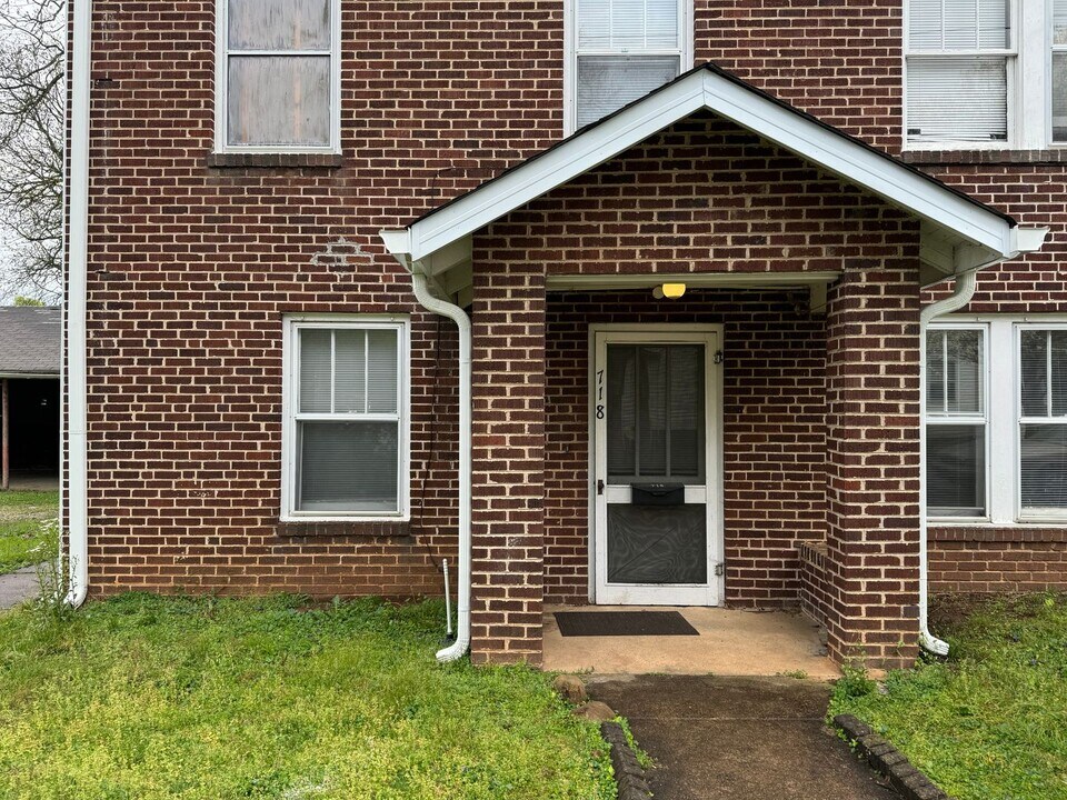 718 Clark St in Maryville, TN - Building Photo
