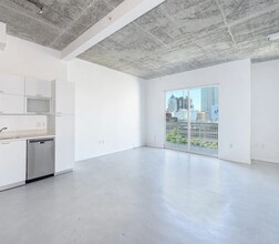 234 NE 3rd St, Unit 705 in Miami, FL - Foto de edificio - Building Photo