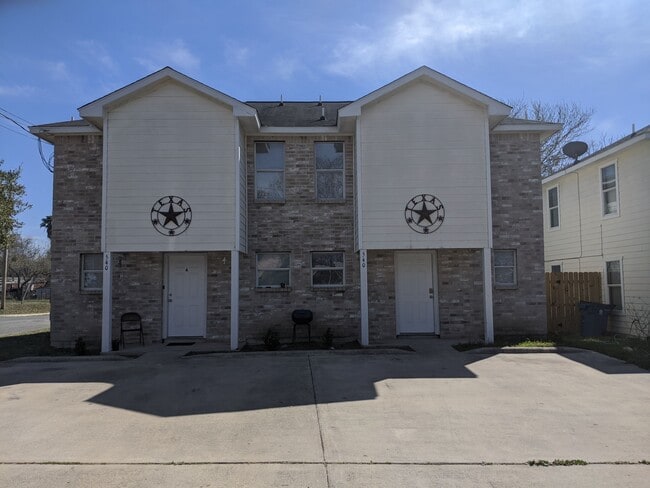 536 waco st, Unit 536A in Pleasanton, TX - Building Photo - Building Photo