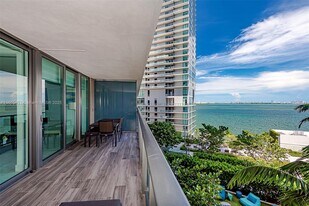 650 NE 32nd St, Unit 704 in Miami, FL - Building Photo