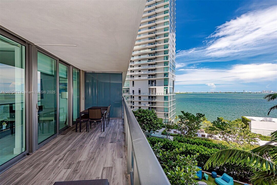 650 NE 32nd St, Unit 704 in Miami, FL - Building Photo