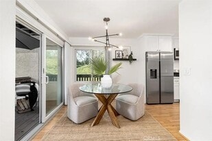 25765 Marguerite Pkwy in Mission Viejo, CA - Building Photo