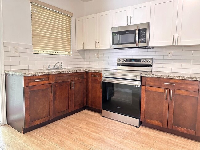 2335 NW 43rd St in Miami, FL - Building Photo - Building Photo