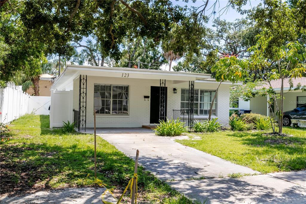 123 Bosphorous Ave in Tampa, FL - Building Photo