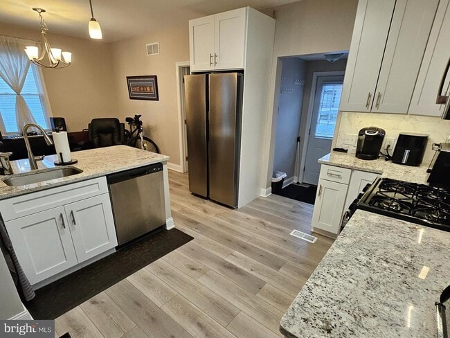 404 W Wayne Ave in Wayne, PA - Building Photo - Building Photo