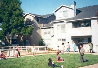 Bay Oak Apartments in Palo Alto, CA - Building Photo - Building Photo