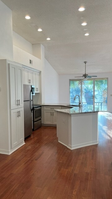 825 Normandy Trace Rd in Tampa, FL - Building Photo