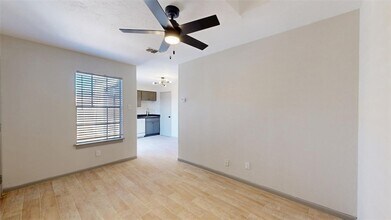 725 Peppertree Dr, Unit 26 in Bryan, TX - Building Photo - Building Photo