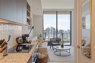 601 NE 1st Ave, Unit 5007 in Miami, FL - Foto de edificio - Building Photo