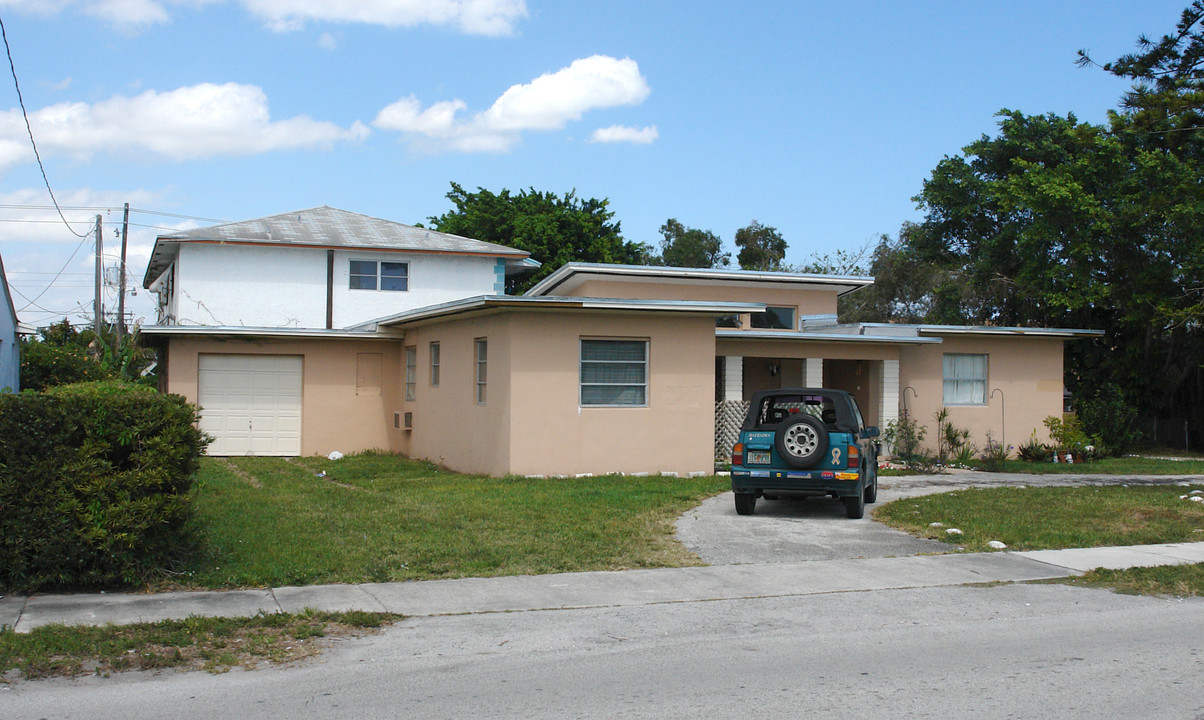 2719 Lincoln St in Hollywood, FL - Building Photo