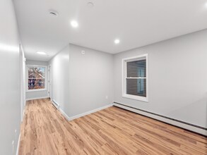 107 Abbott St, Unit 2 in Lawrence, MA - Foto de edificio - Building Photo