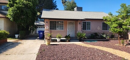 267 E 43rd St in San Bernardino, CA - Foto de edificio - Building Photo