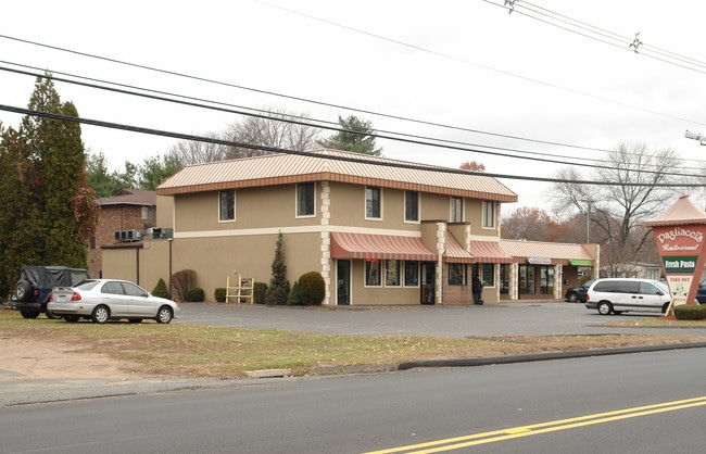 4 Twining St in Plainville, CT - Foto de edificio - Building Photo