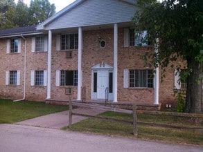 North Shore Manor Apartments in Oshkosh, WI - Building Photo - Building Photo