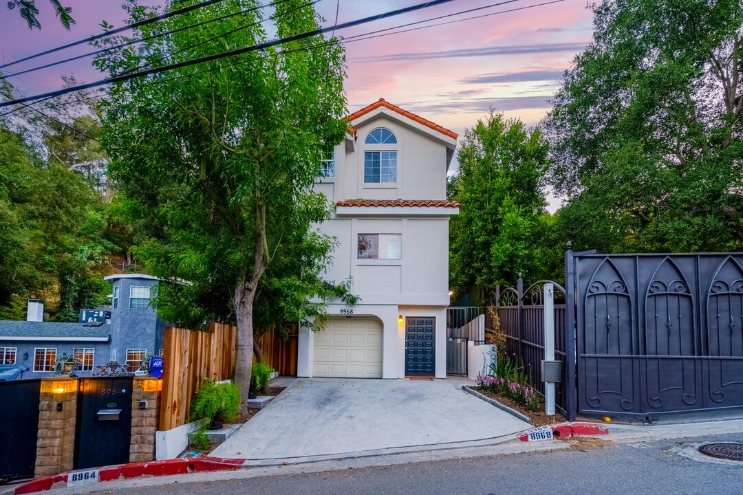 8968 Wonderland Ave in Los Angeles, CA - Building Photo