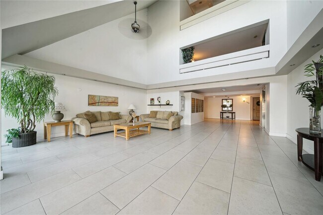 100 Lakeview Dr in Weston, FL - Building Photo - Building Photo