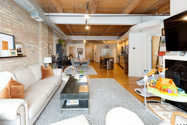 property at 612 N Oakley Blvd