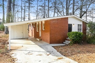 645 Melrose Dr in Forest Park, GA - Building Photo