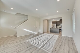 31547 NW North Ave in North Plains, OR - Foto de edificio - Building Photo