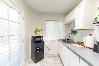 13731 Olympic Ave in Costa Mesa, CA - Foto de edificio - Building Photo