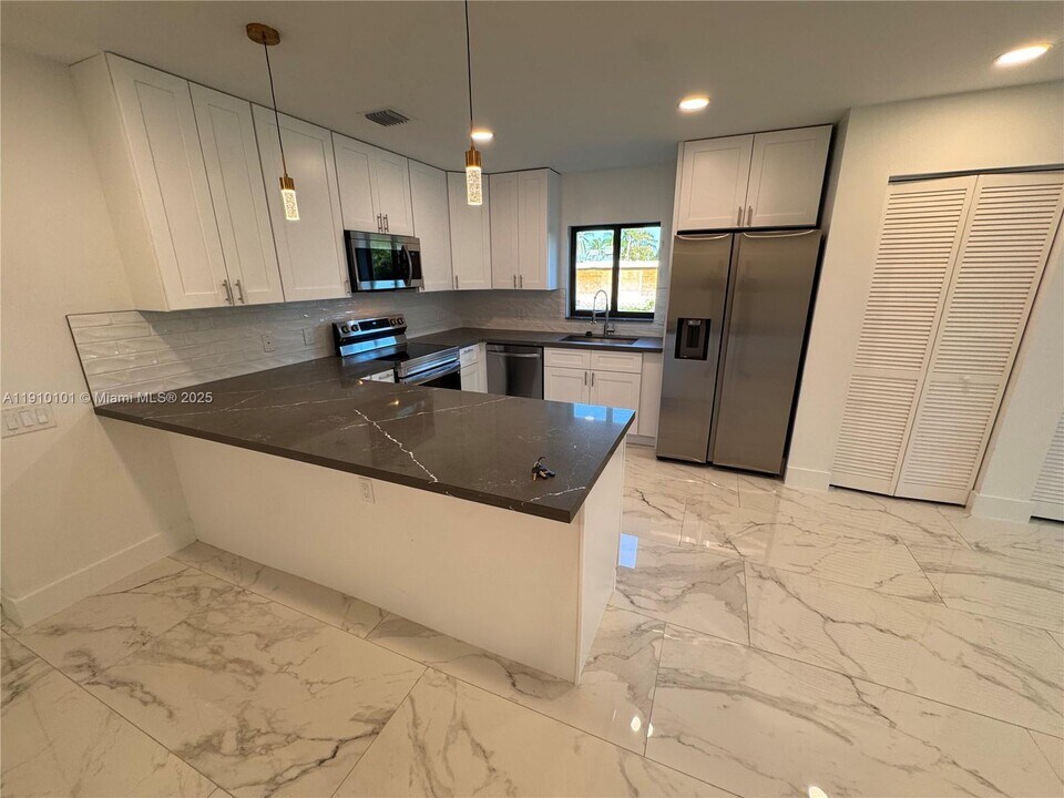 2430 NW 22nd Rd in Fort Lauderdale, FL - Building Photo