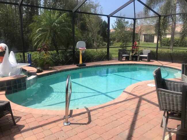 10510 Yorkstone Dr in Bonita Springs, FL - Foto de edificio - Building Photo