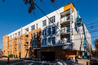 301 Dorval Av in Dorval, QC - Building Photo - Building Photo