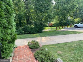 2205 Colonial Woods Dr in Alexandria, VA - Foto de edificio - Building Photo