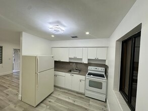 1174 W 3rd Ave in Hialeah, FL - Foto de edificio - Building Photo